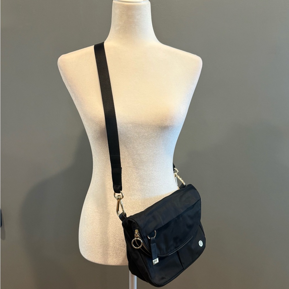 *PRE-OWNED* lululemon All Night Festival 5L Crossbody Bag in Black
